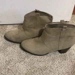 Tan faux shade Old Navy booties!